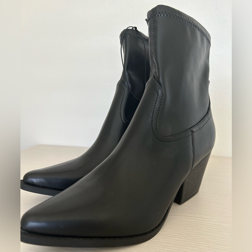 NWOT BLACK WESTERN ANKLE BOOT
